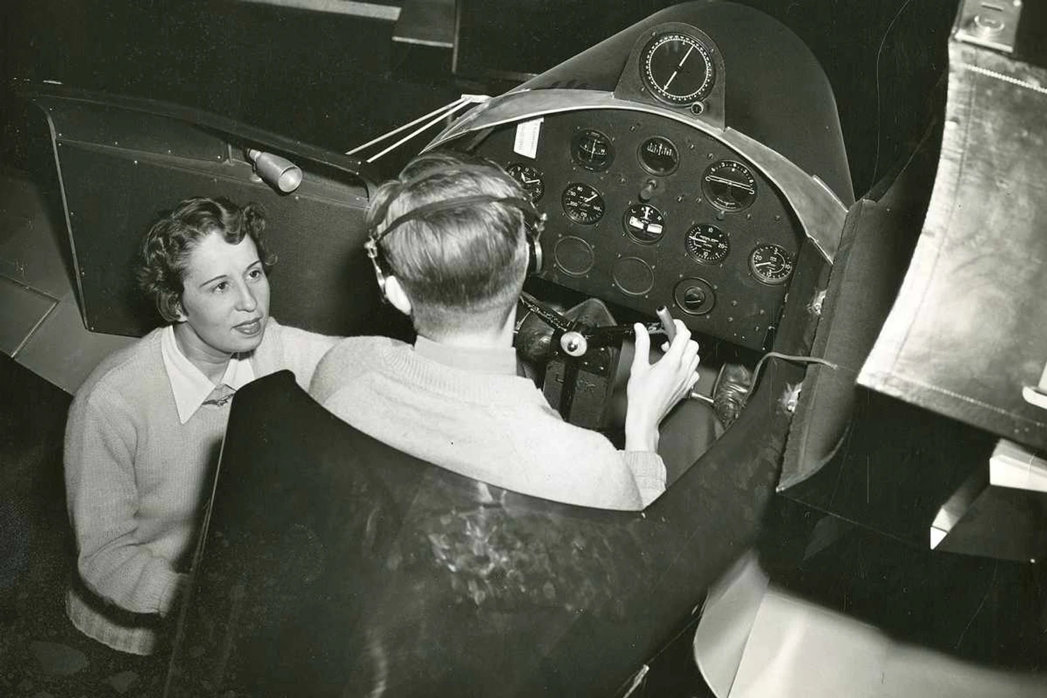Anésia nos EUA em 1948, já instrutora de voo, dá instruções ao piloto júnior da PanAm (Domínio Público)