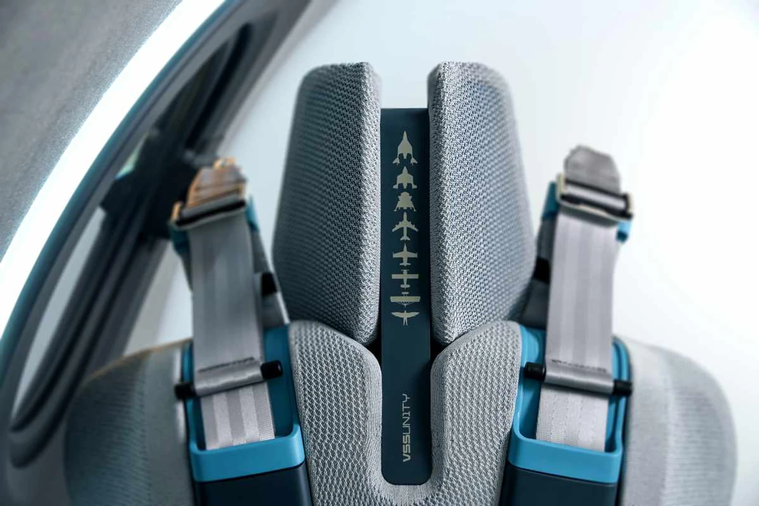 Detalhe do assento lembra dos pioneiros da aviação e das viagens espaciais (Virgin Galactic)