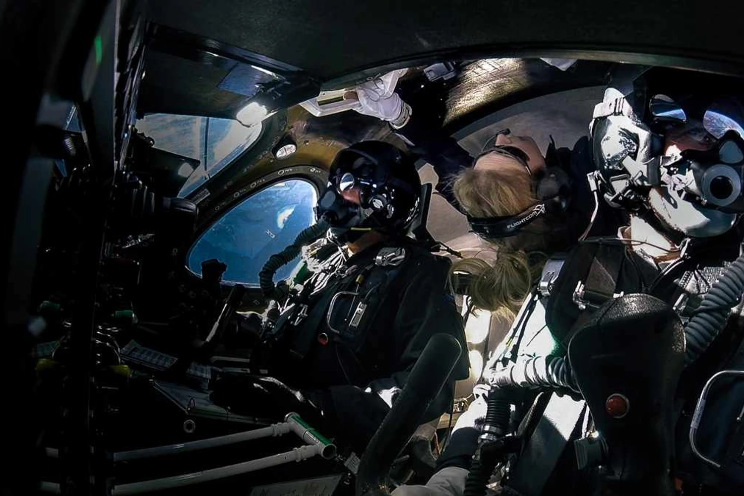 Imagem do primeiro voo da SpaceShipTwo com três ocupantes (Virgin Galactic)