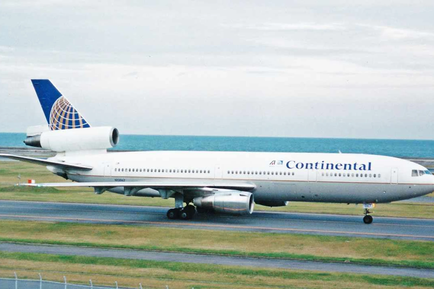 O DC-10 prefixo N13067, cuja peça desprendida atingiu o Concorde; jato foi desativado em 2012 (Project Kei)