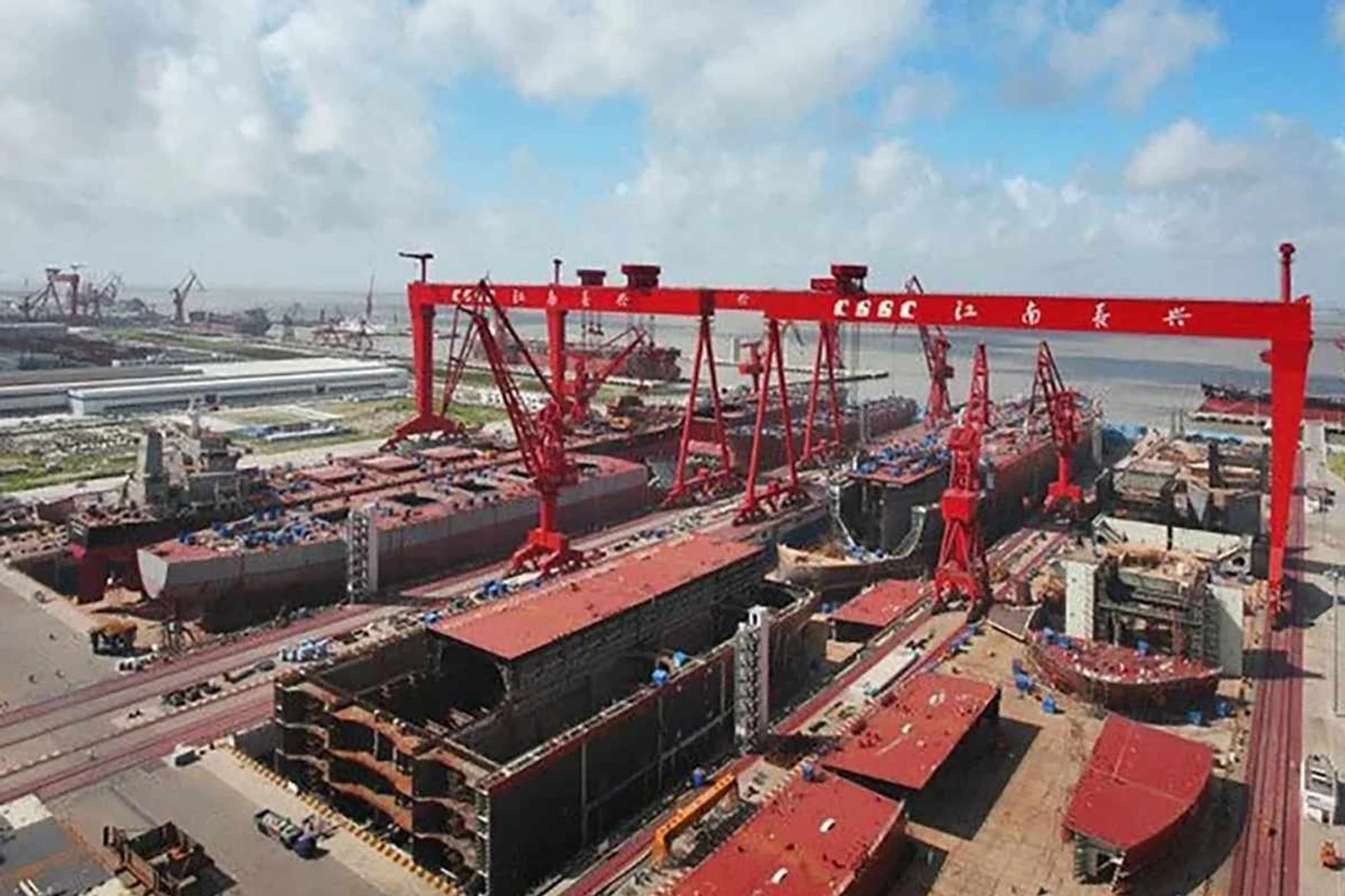 O novo porta-aviões Type 002 entrou no processo de montagem final na doca seca do estaleiro de Jiangnan, nos arredores de Xangai