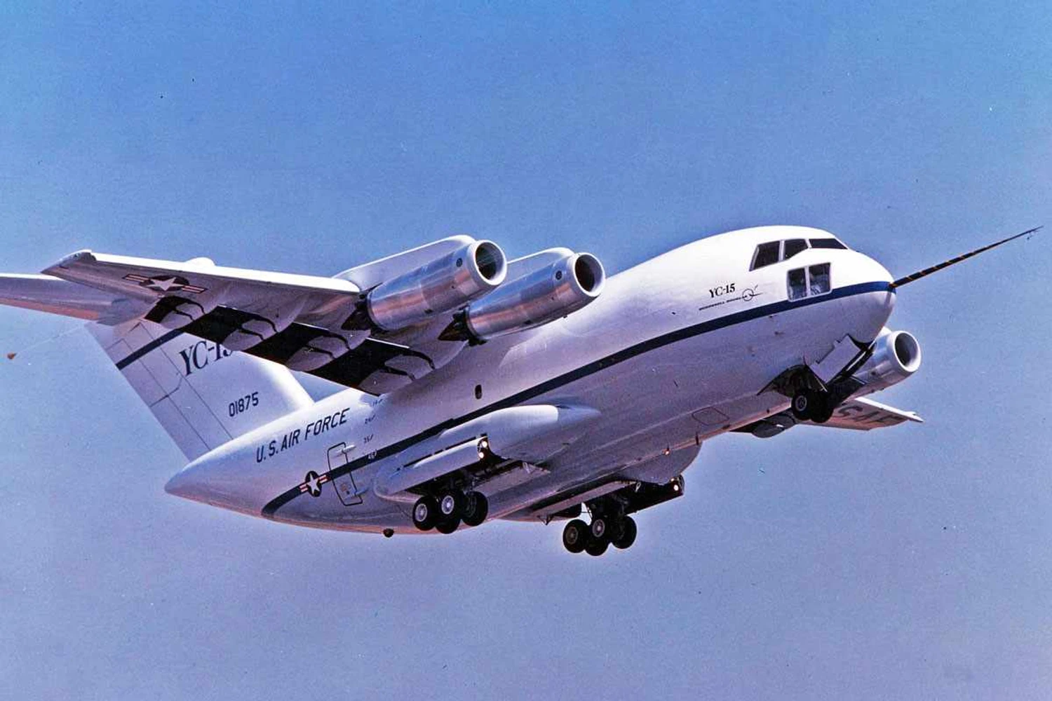 O protótipo YC-15 da McDonnell, que deu origem ao cargueiro C-17 (USAF)