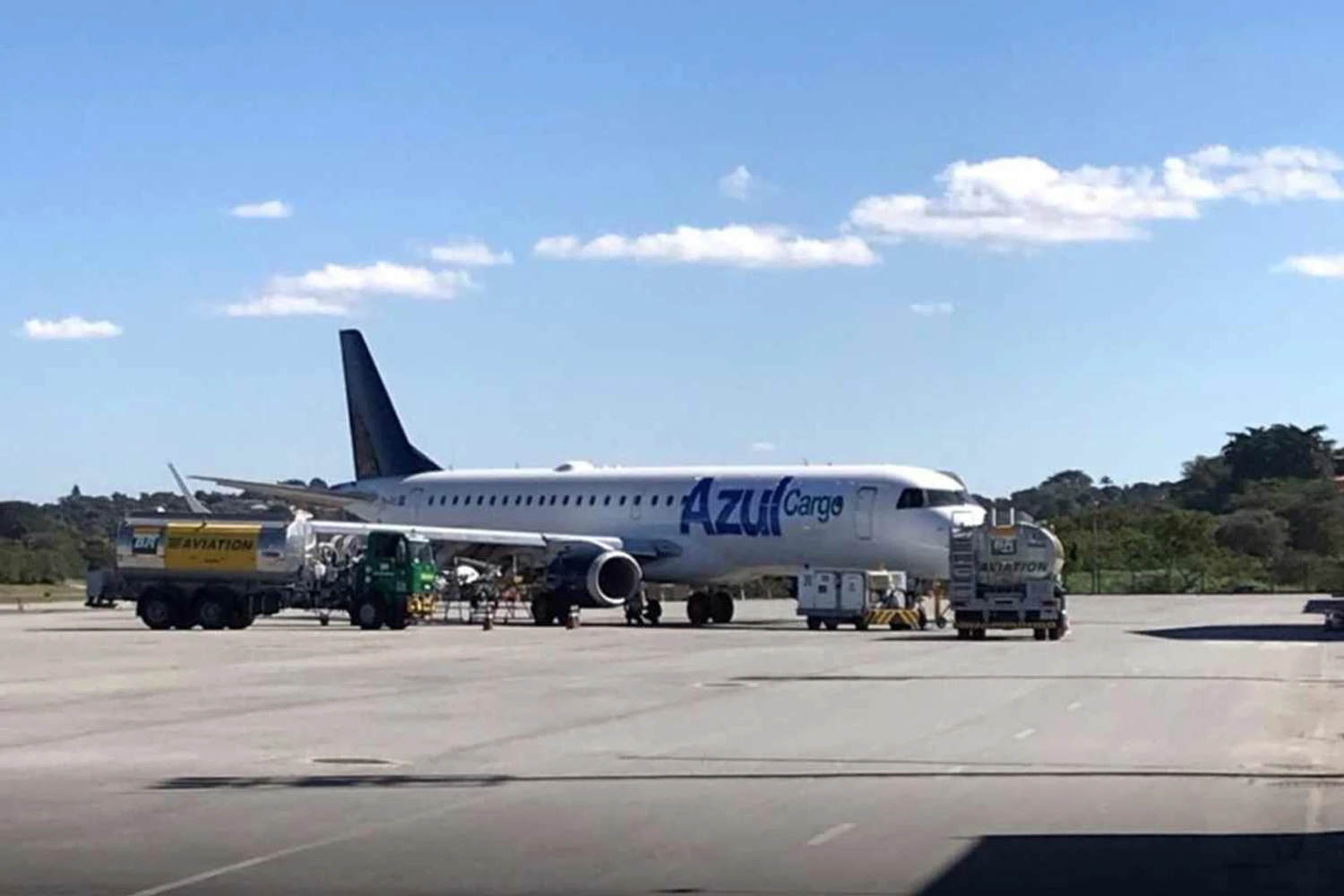 Azul transforma Embraer E195 de passageiros em avião de carga