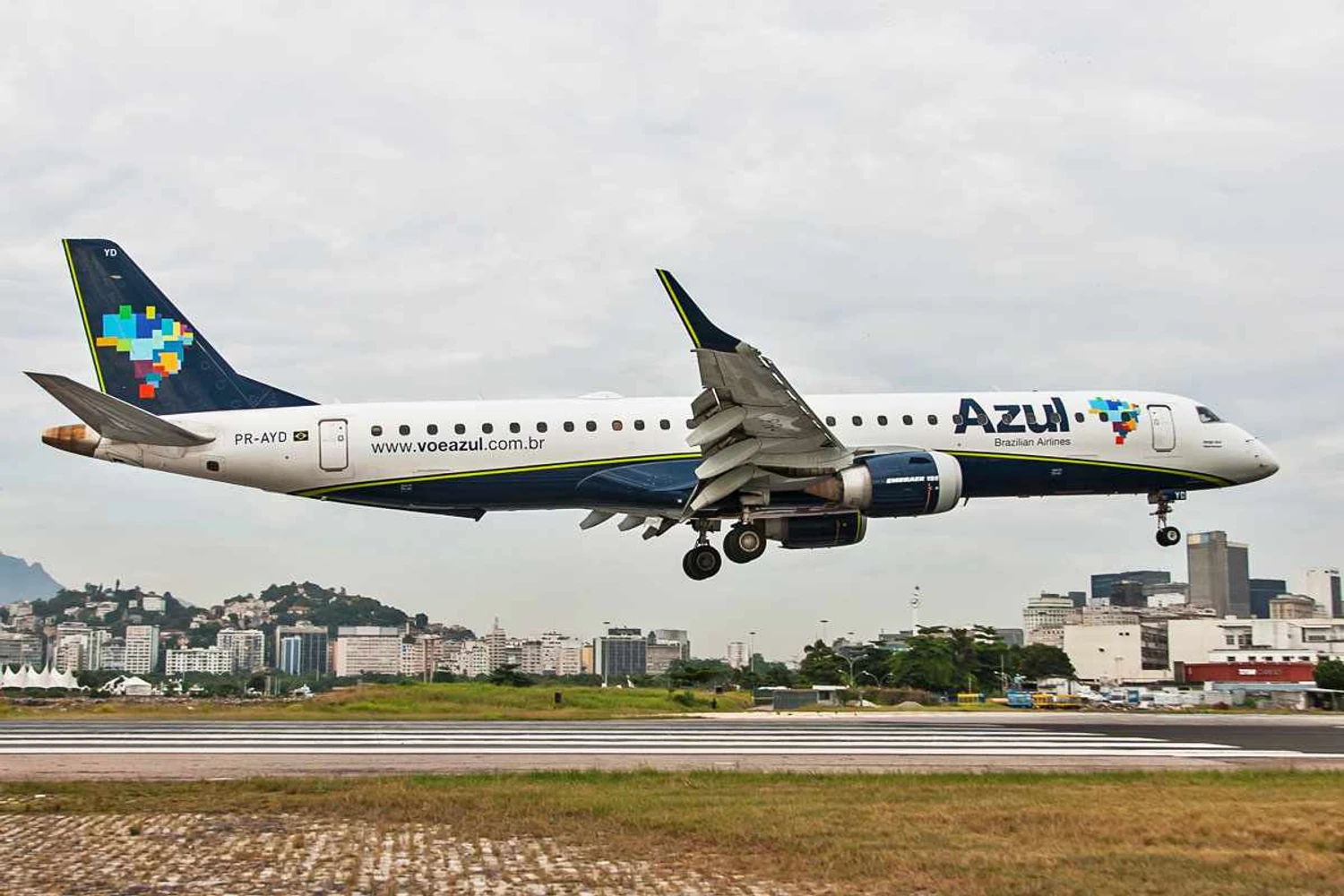 A Azul vai retirar 12 de seus E195 do serviço de passageiros (Joao Carlos Medau/CC)