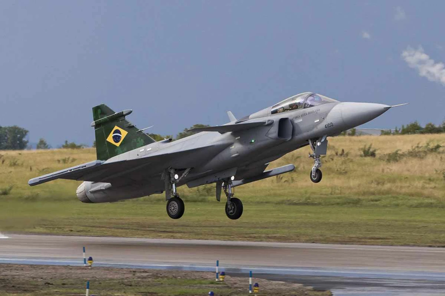 Novo caça da FAB, F-39 Gripen é pilotado por brasileiro pela primeira vez