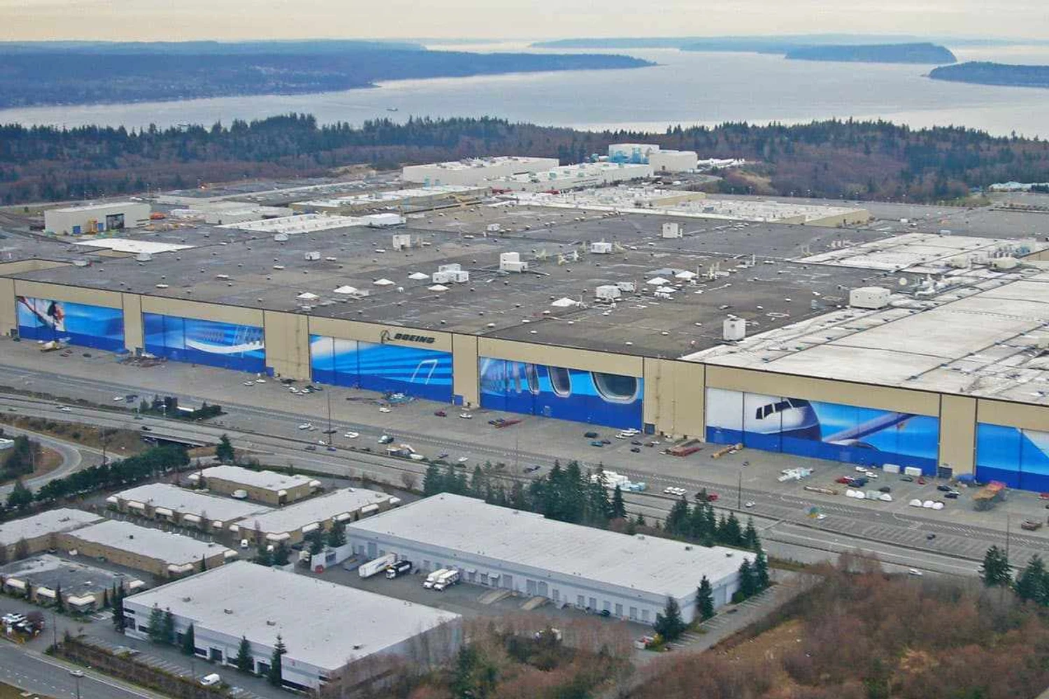 A gigantesca fábrica da Boeing em Everett (Maurice King)