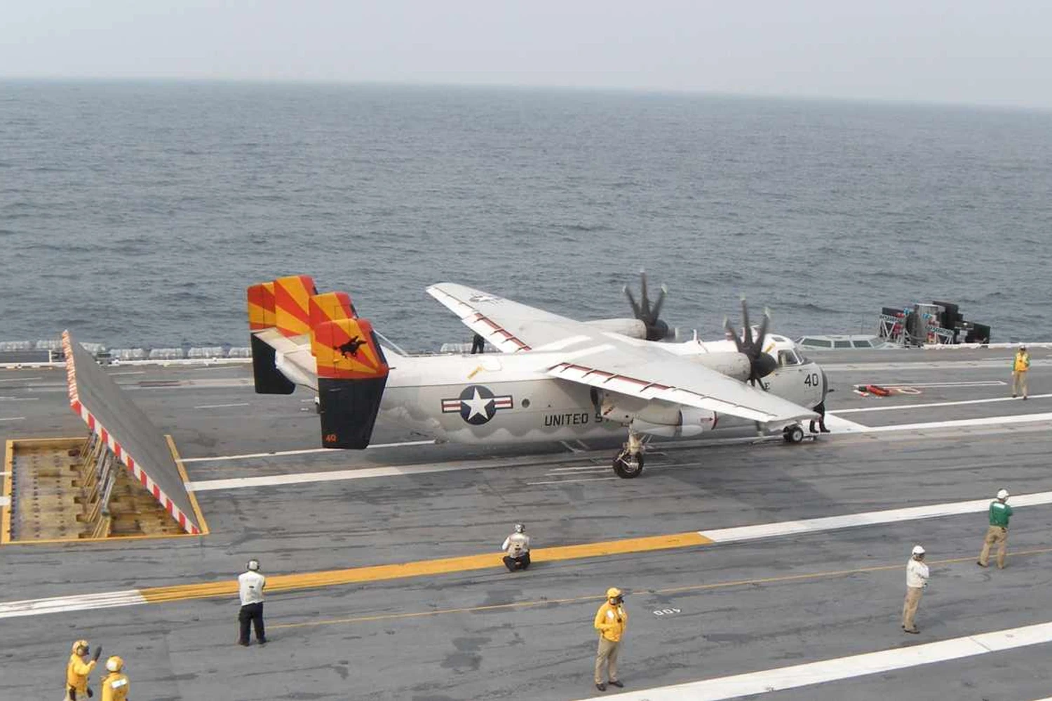 Em serviço com a Marinha dos EUA desde 1966, os C-2 Greyhound podem transportar 22 passageiros ou até 4.300 kg de carga (US Navy)
