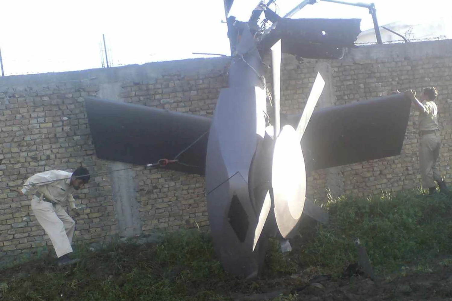 Imagens dos destroços do helicóptero furtivo dos EUA rodaram o mundo após a morte de Bin Laden