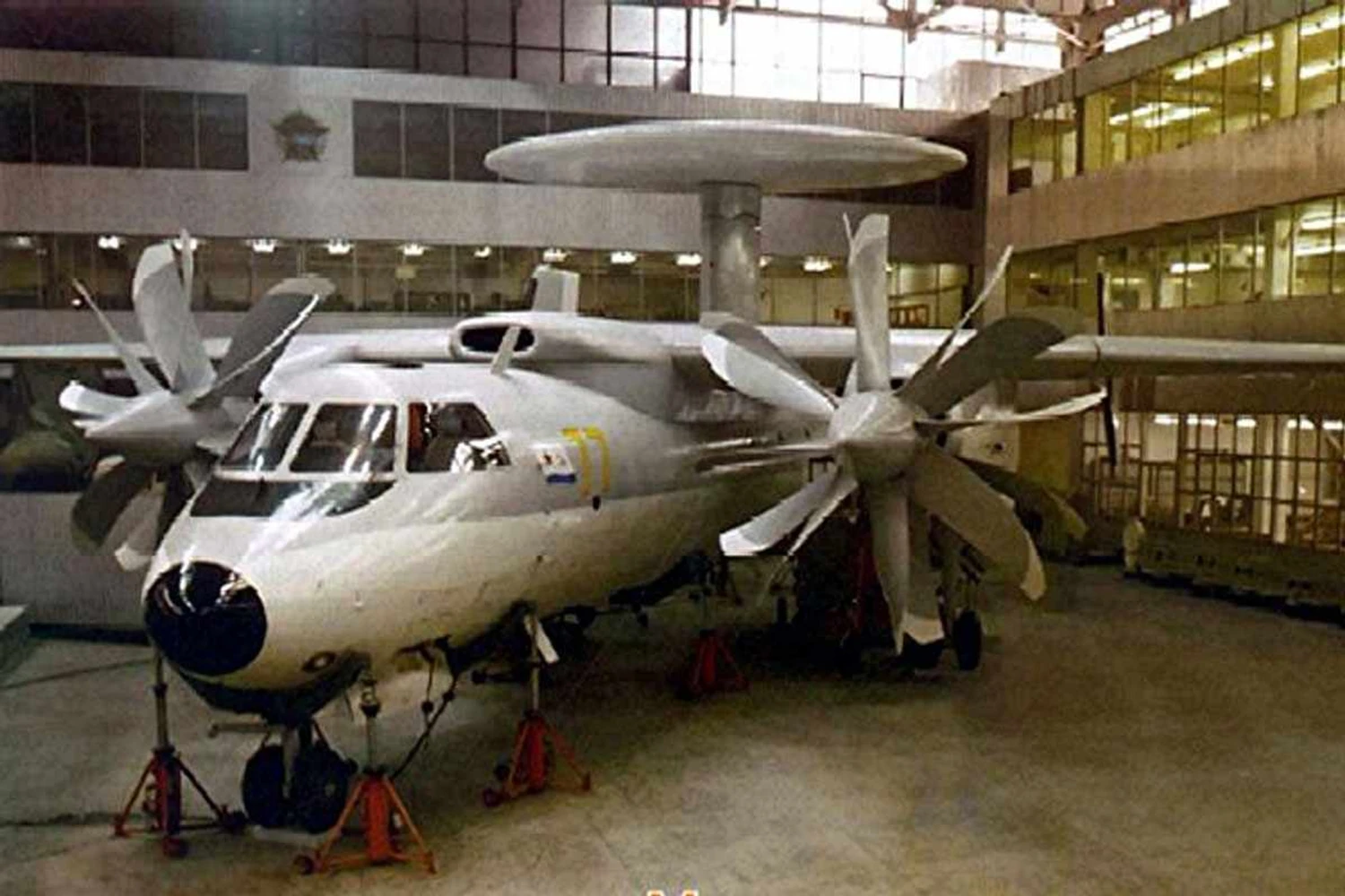 Nos anos 90, a Rússia chegou a projetar um avião-radar embarcado, o Yak-44