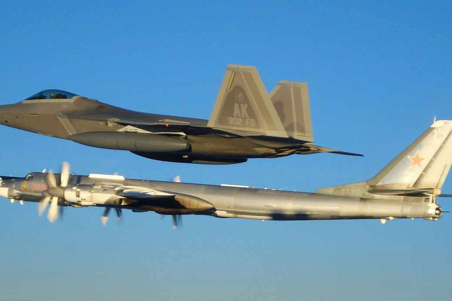 O 'Bear' (Urso) interceptado por um caça F-22 Raptor dos EUA: quase sete décadas relevante (USAF)