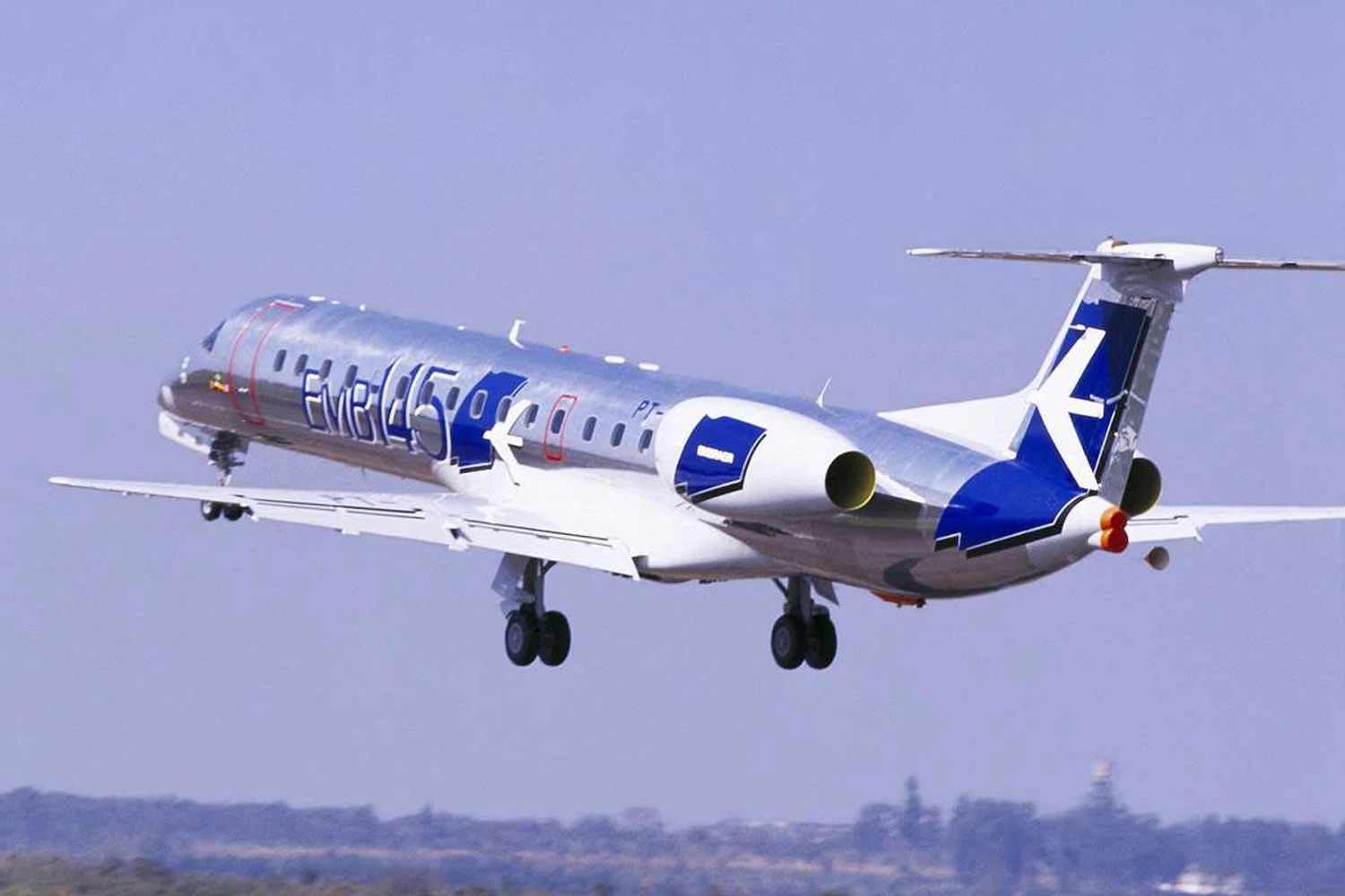 Há 25 anos voava o primeiro jato comercial da Embraer