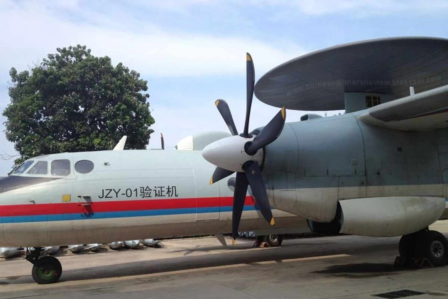 O JZY-01, uma adaptação do avião de transporte Xian Y-7, foi um primeiro ensaio de avião AEW