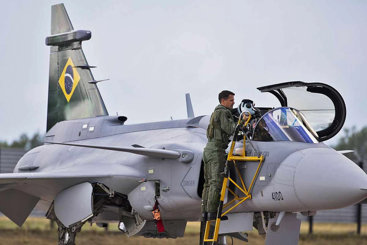 O Major Peres sobe a bordo do primeiro Gripen da FAB (Saab)