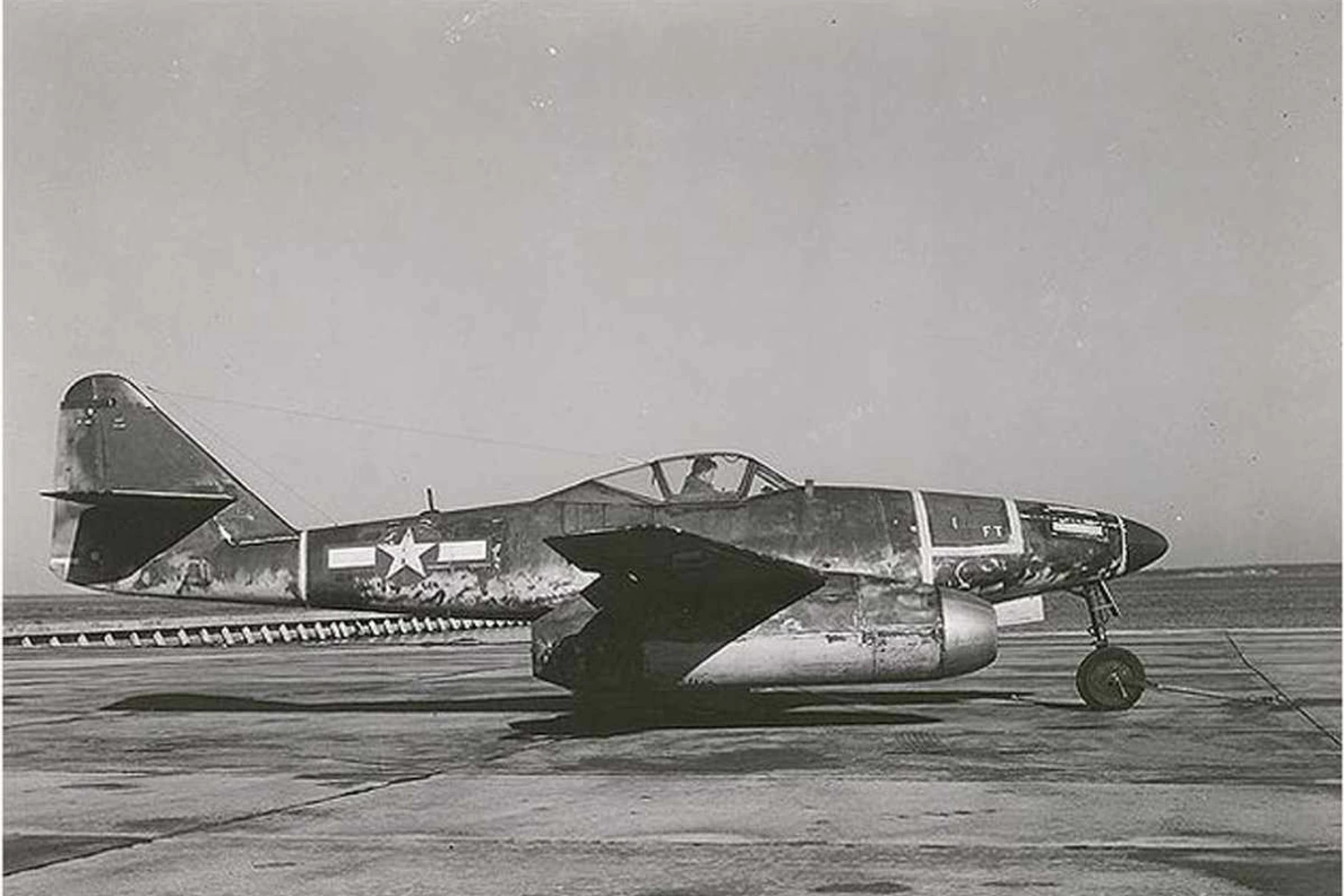 Um Me 262 capturado pelos Aliados com a insígnia da força aérea dos EUA