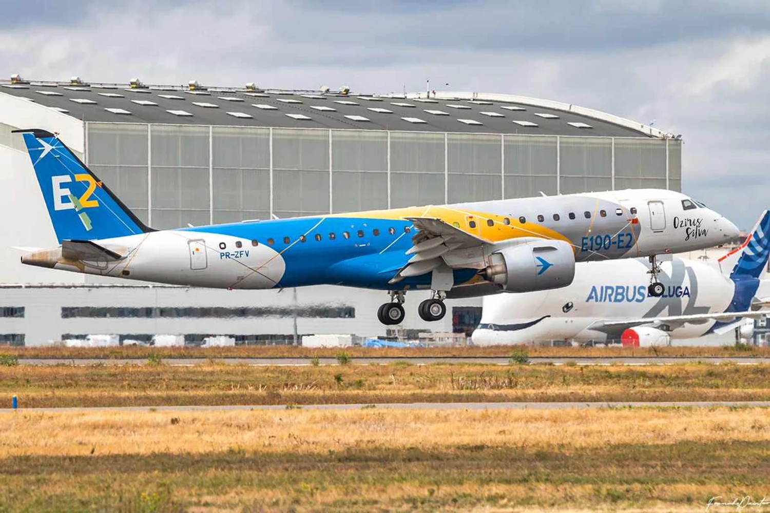 Embraer E190-E2 pousa na f&aacute;brica da Airbus em Toulouse