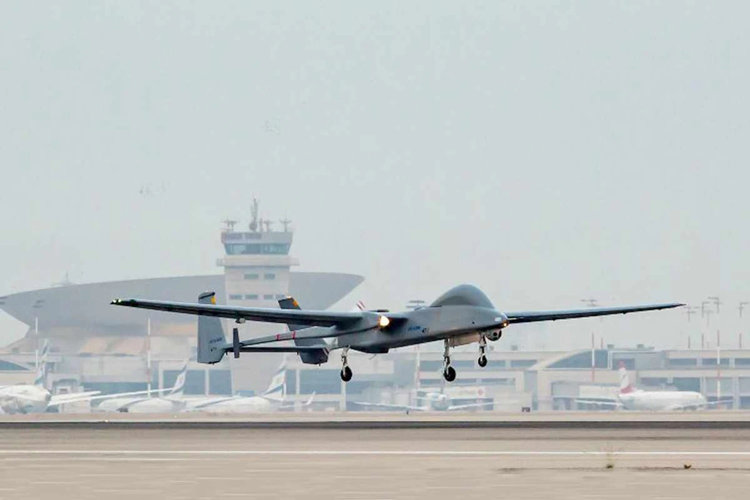 Drone militar de Israel é o primeiro do mundo a pousar num aeroporto comercial