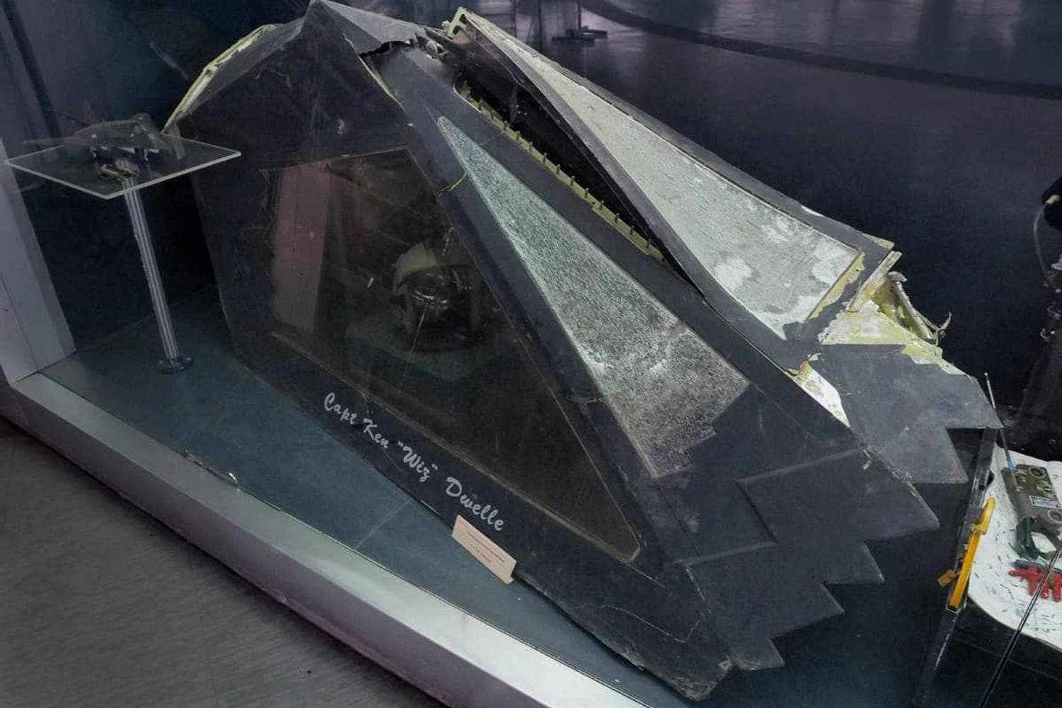 Os destroços do F-117 abatido na guerra do Kosovo virou peça de museu na Sérvia (Petar Milosevic)
