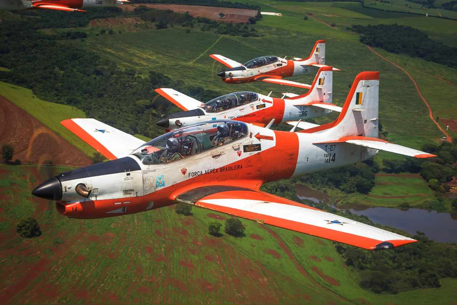 Os Tucanos servem na FAB como aviões de treinamento avançado (FAB)