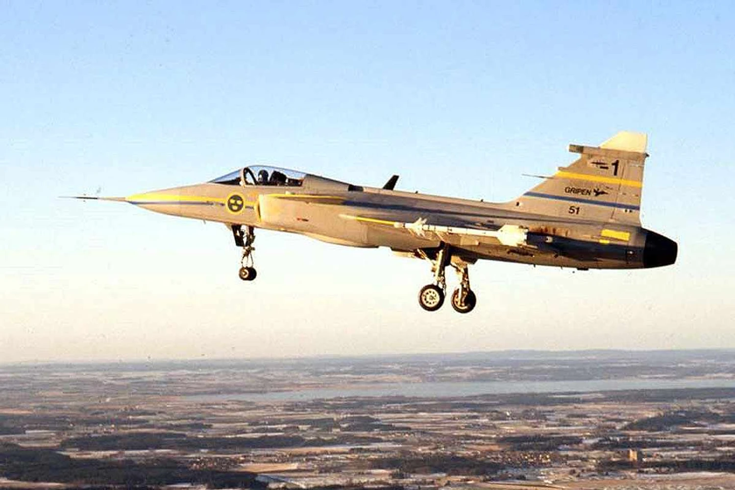 Novo caça brasileiro, Gripen voou pela primeira vez há 32 anos