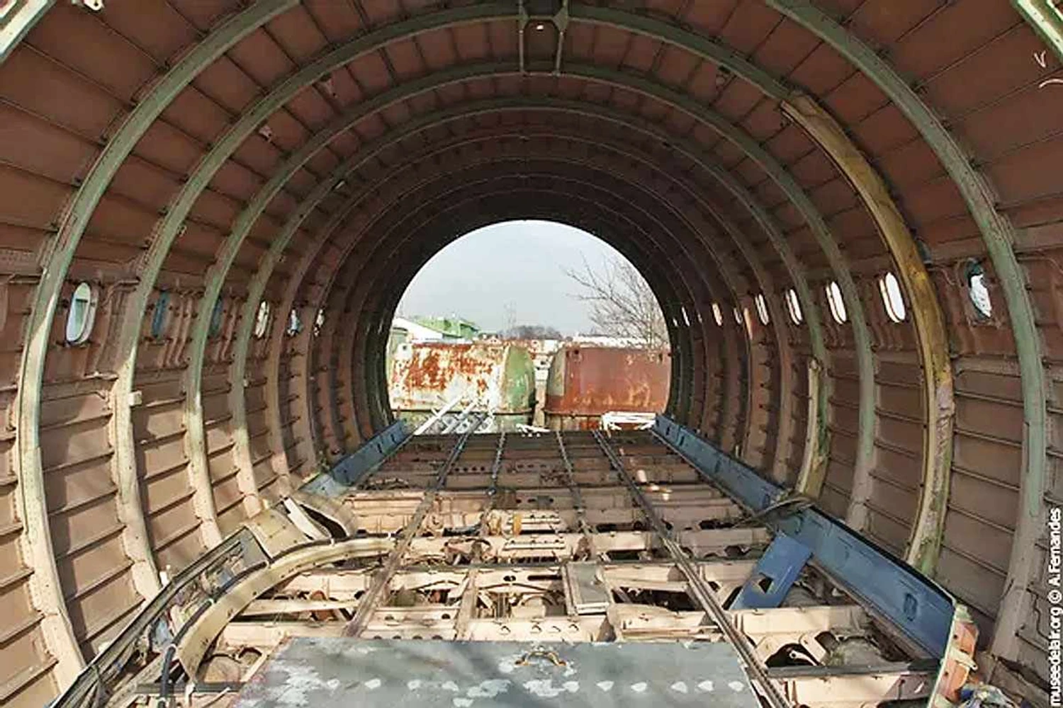 Uma das seções da fuselagem do Concorde no ferro-velho francês (Reprodução/A. Fernandes)