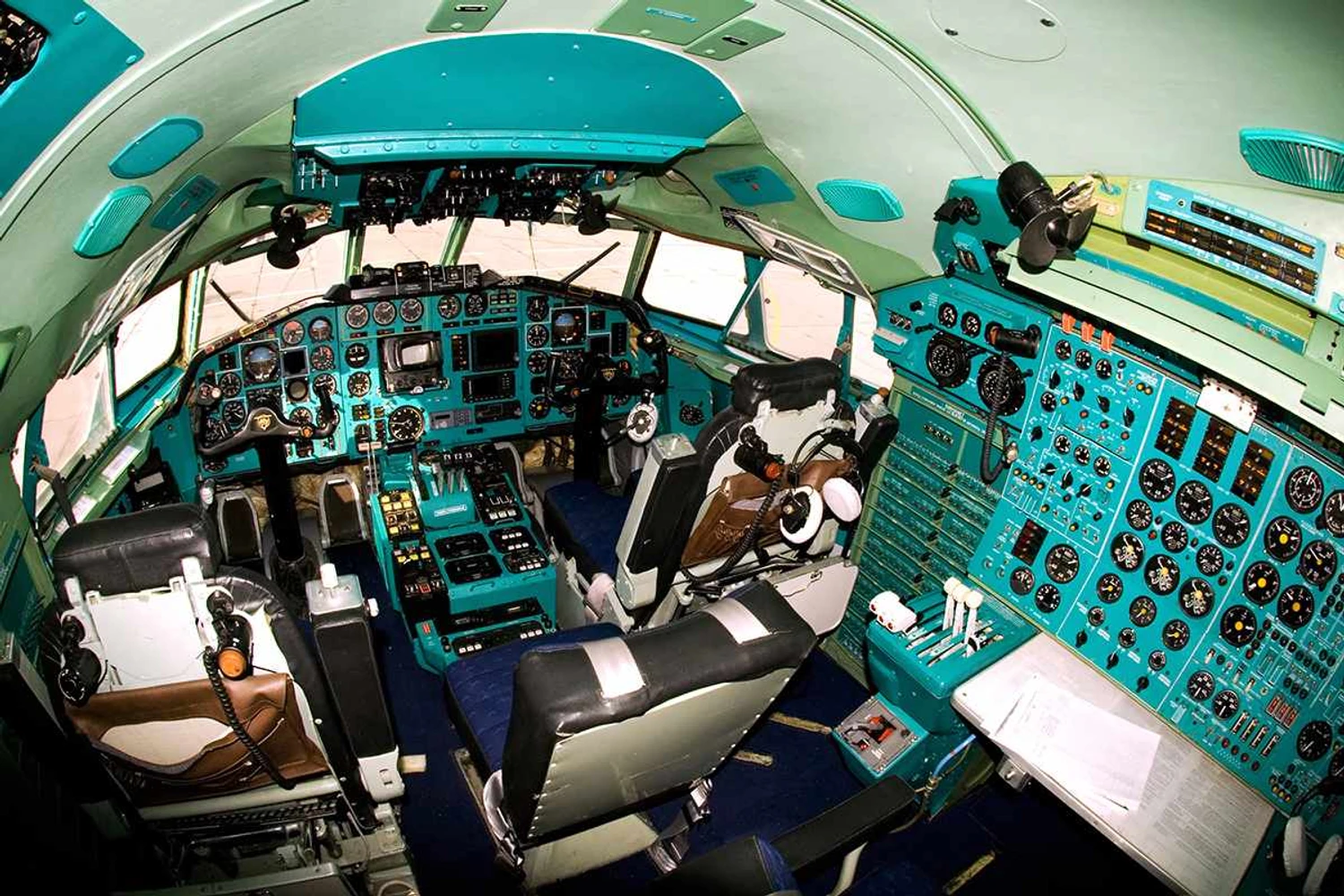 Cockpit do passado: o Tu-154 exige quatro tripulantes - dois pilotos, navegador e engenheiro de voo (Aleksandr Markin)