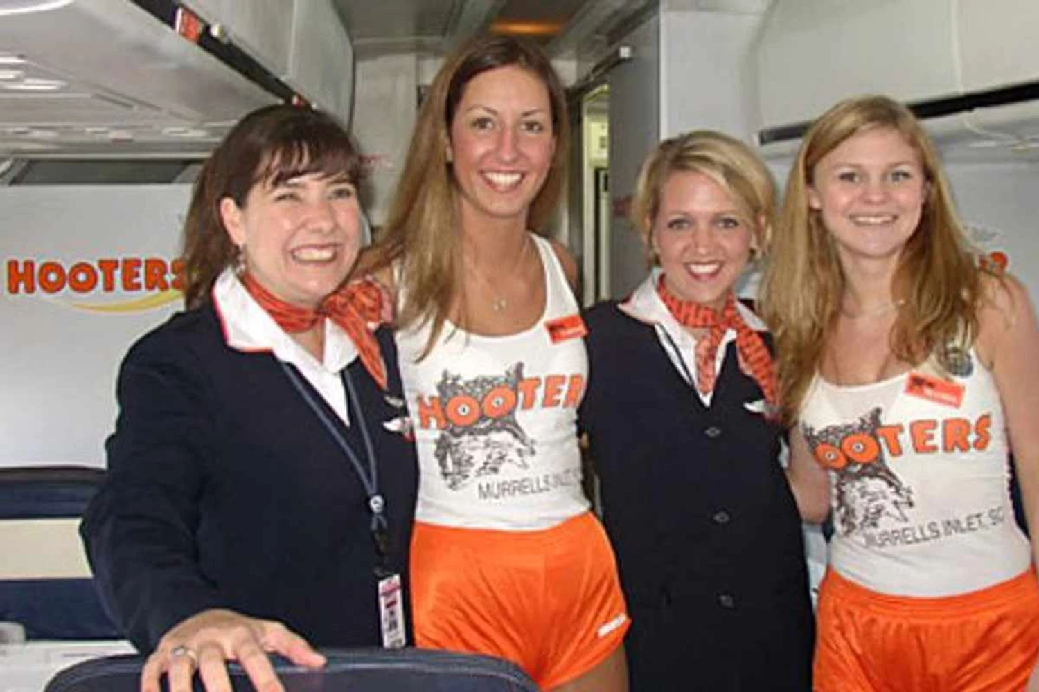 Embora fizessem parte do atendimento, as Hooters Girls não tinham autorização para exercer funções técnicas a bordo dos aviões (Reprodução)