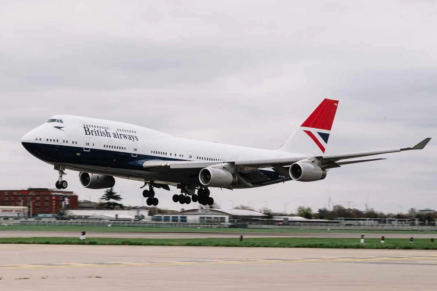 O Boeing 747-400 G-CIVB exibia uma das pinturas clássicas da British Airways (BA)