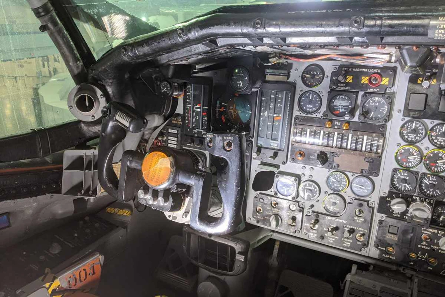 O complexo painel de instrumentos do XB-70A (AFMuseum)