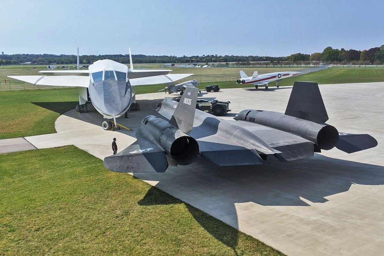 Raridades supersônicas, XB-70 e YF-12 têm raro "banho de sol" em museu nos EUA