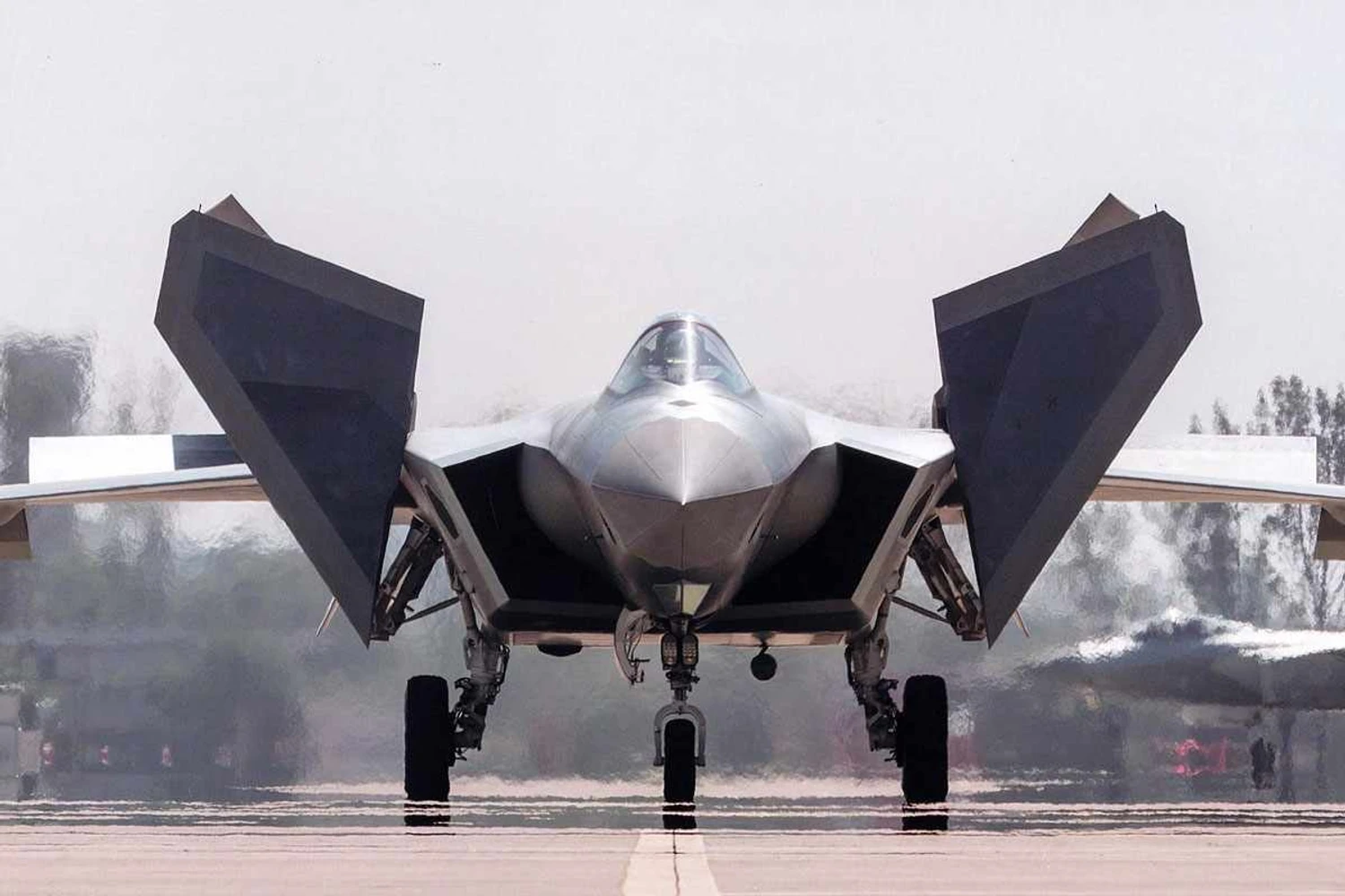 A Chengdu pode eliminar os enormes canards na fuura varainte J-20C