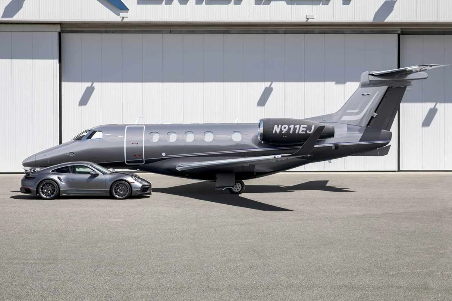 Embraer lança edição limitada do Phenom 300E em parceria com a Porsche