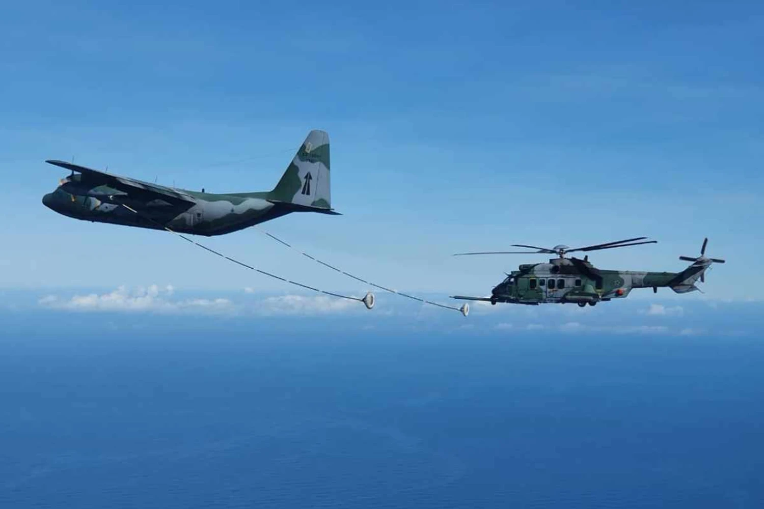 FAB conclui campanha de reabastecimento em voo de helicópteros