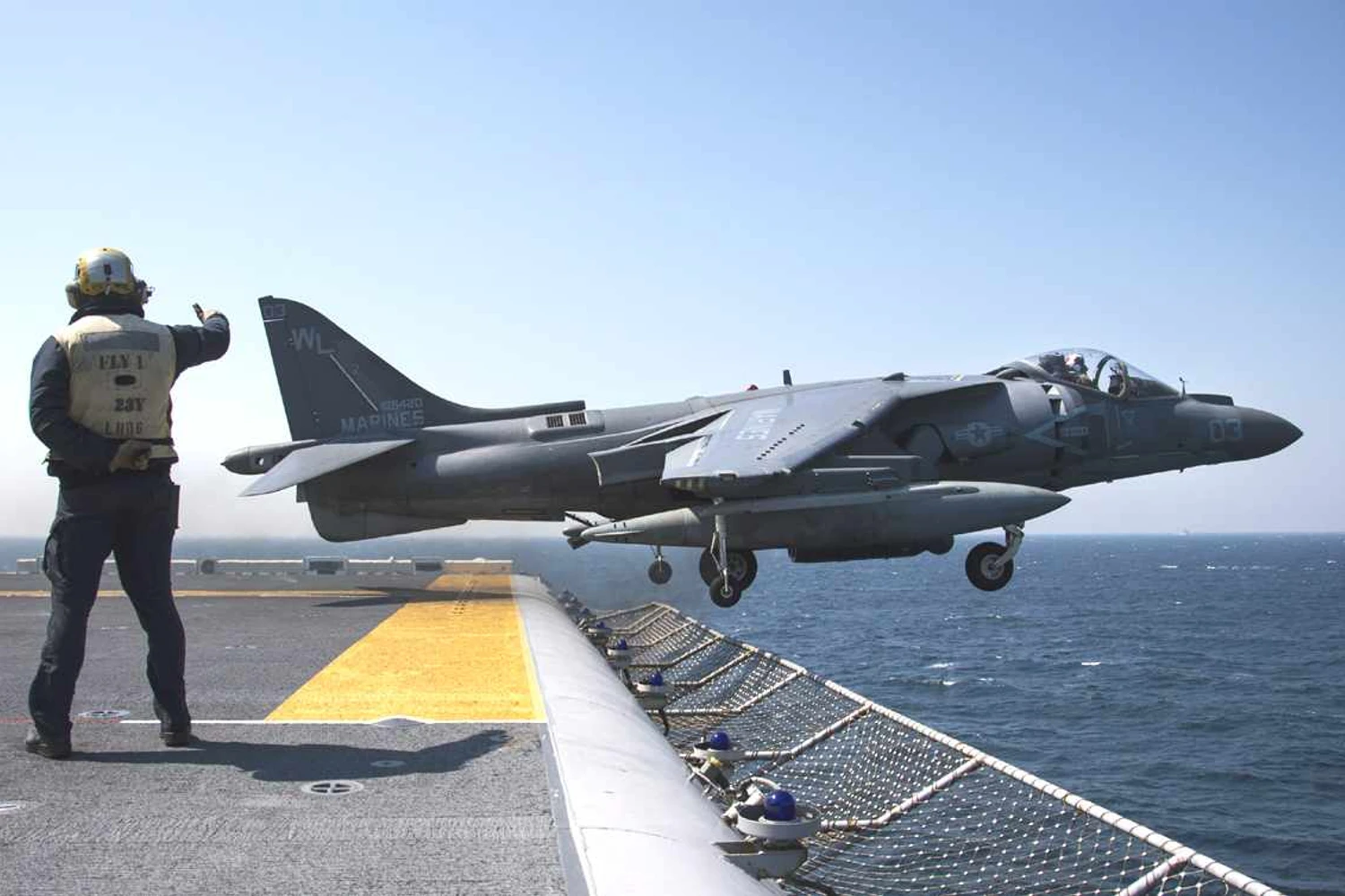 Caça AV-8B Harrier decolando a partir do USS Bonhomme Richard (US Navy)