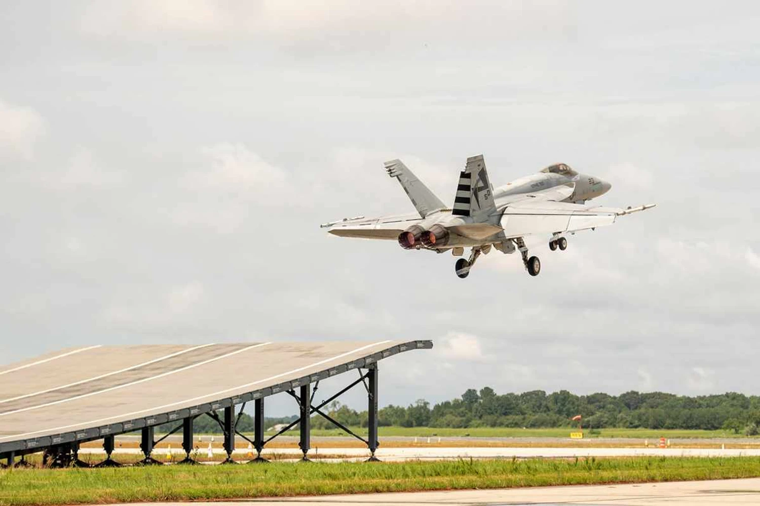 Para indiano ver: Boeing testa Super Hornet em pista com rampa