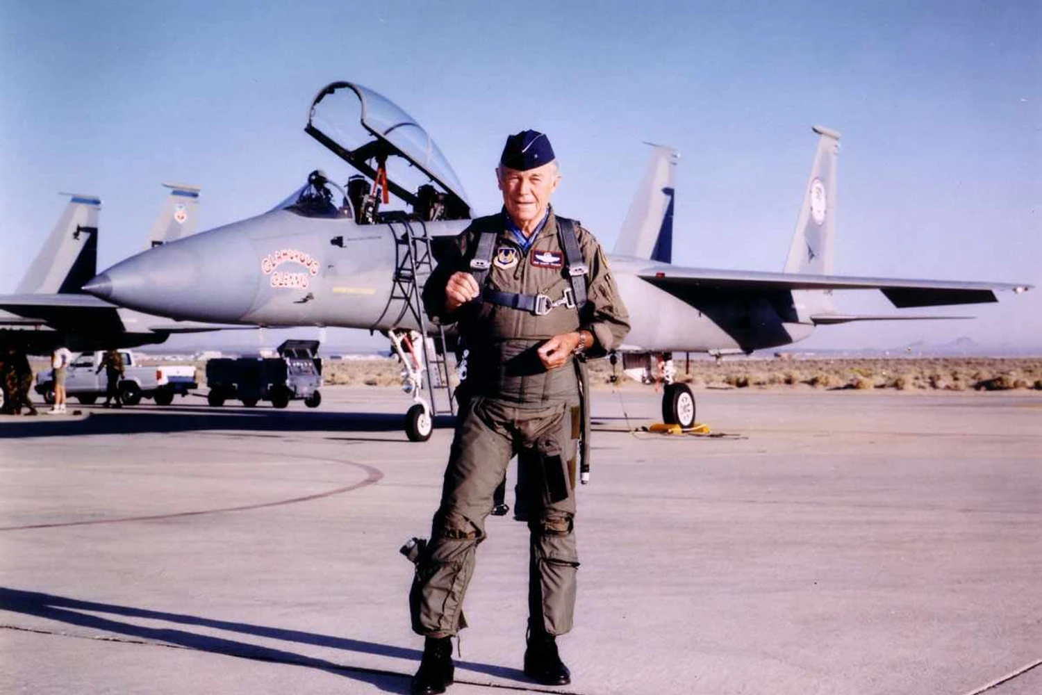 Já aposentado, Chuck Yeager voou a bordo do caça F-15 nas comemorações dos 50 anos da quebra da barreira do som (USAF)