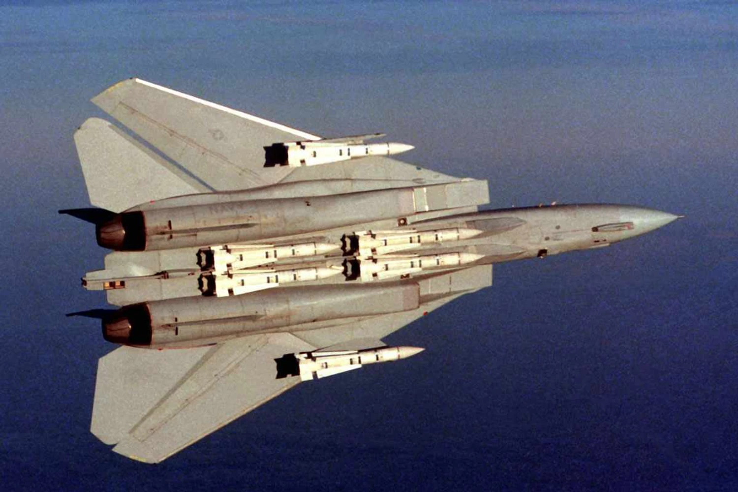 O F-14 equipado com seis mísseis AIM-54 Phoenix, de longo alcance (USN)
