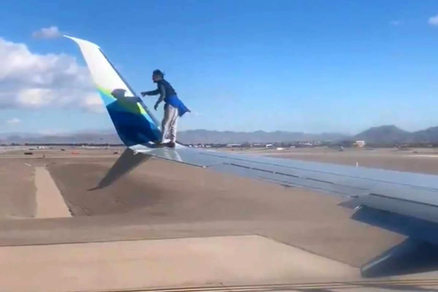 Homem é preso nos EUA após subir na asa de avião que iria decolar