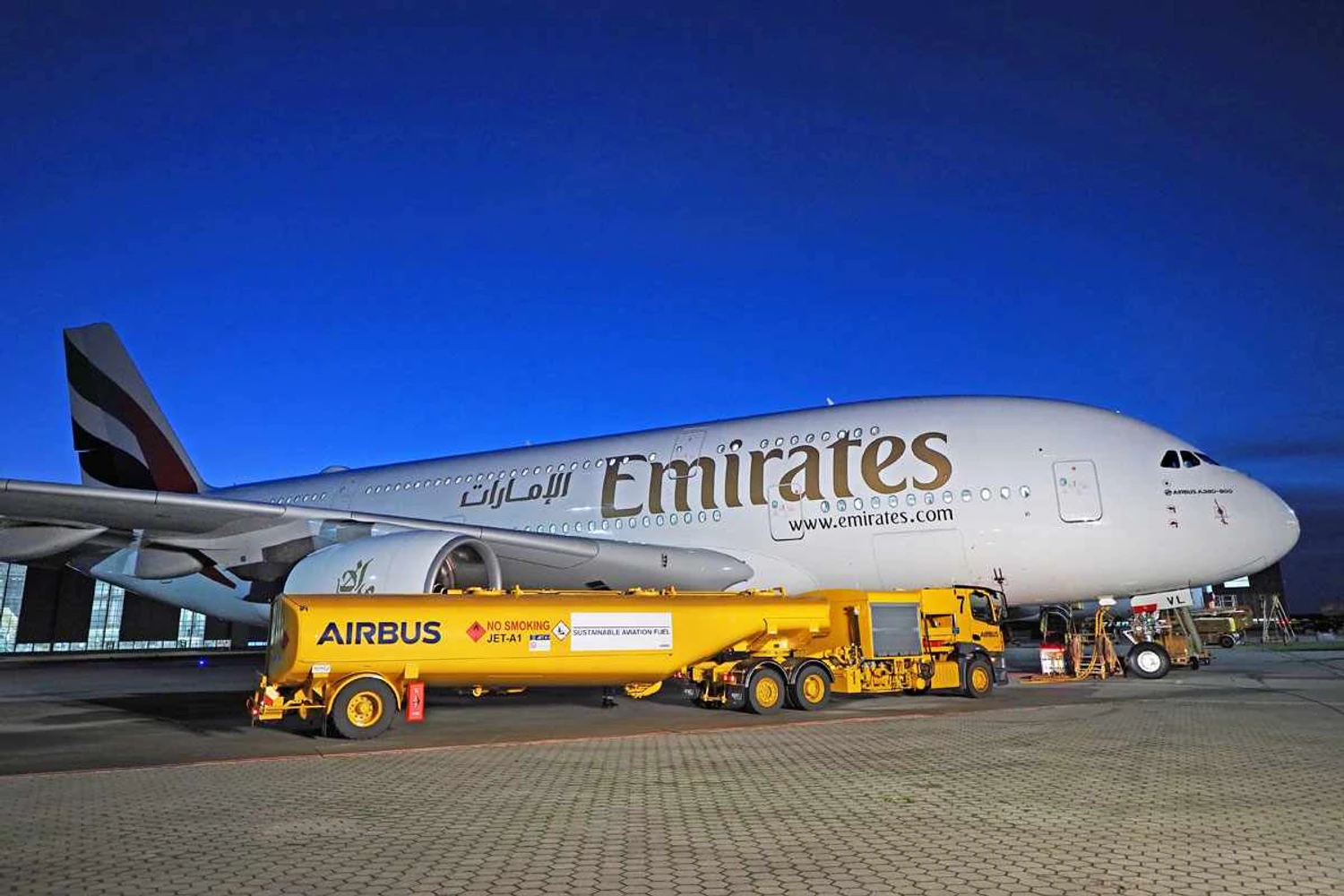 The aircraft flew powered by a blend of conventional jet fuel and sustainable aviation fuel (EA)