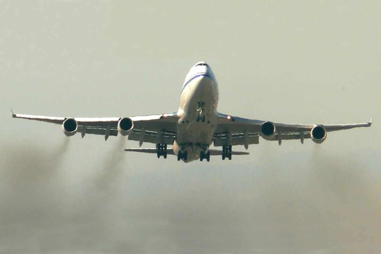 Emissões poluentes do setor aéreo na Europa teve queda de 57% em 2020