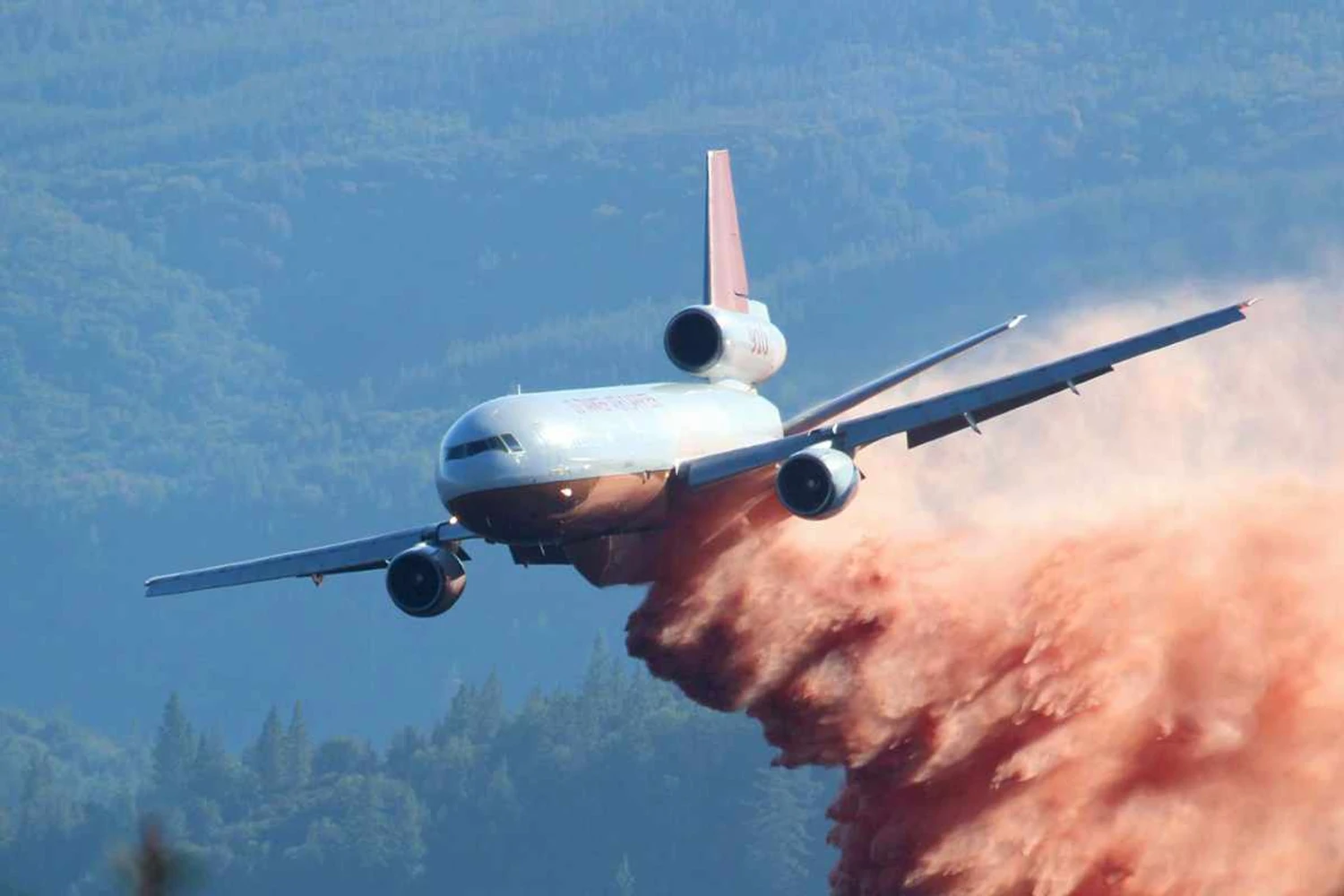 DC-10 de combate a incêndios da empresa norte-americana 10 Tanker Air Carrier (USDA)