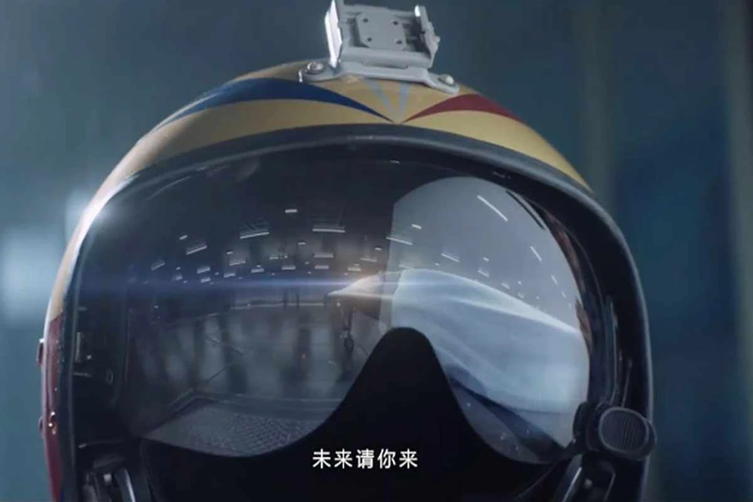 O H-20 refletido no visor do capacete (Reprodução)