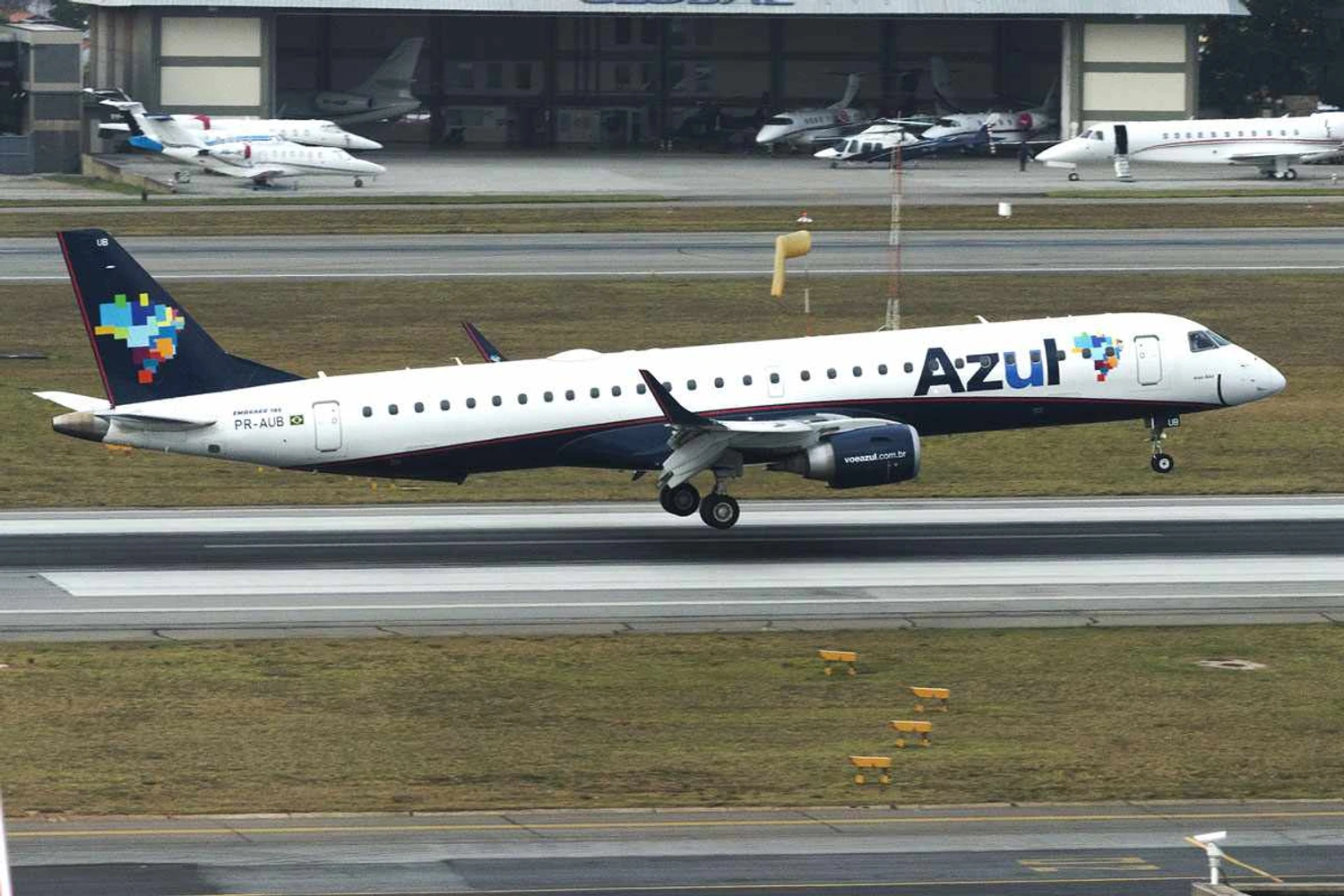 O primeiro E195 da Breeze quando ainda voa na Azul com o prefixo PR-AUB (Gabriel Magacho/CC)