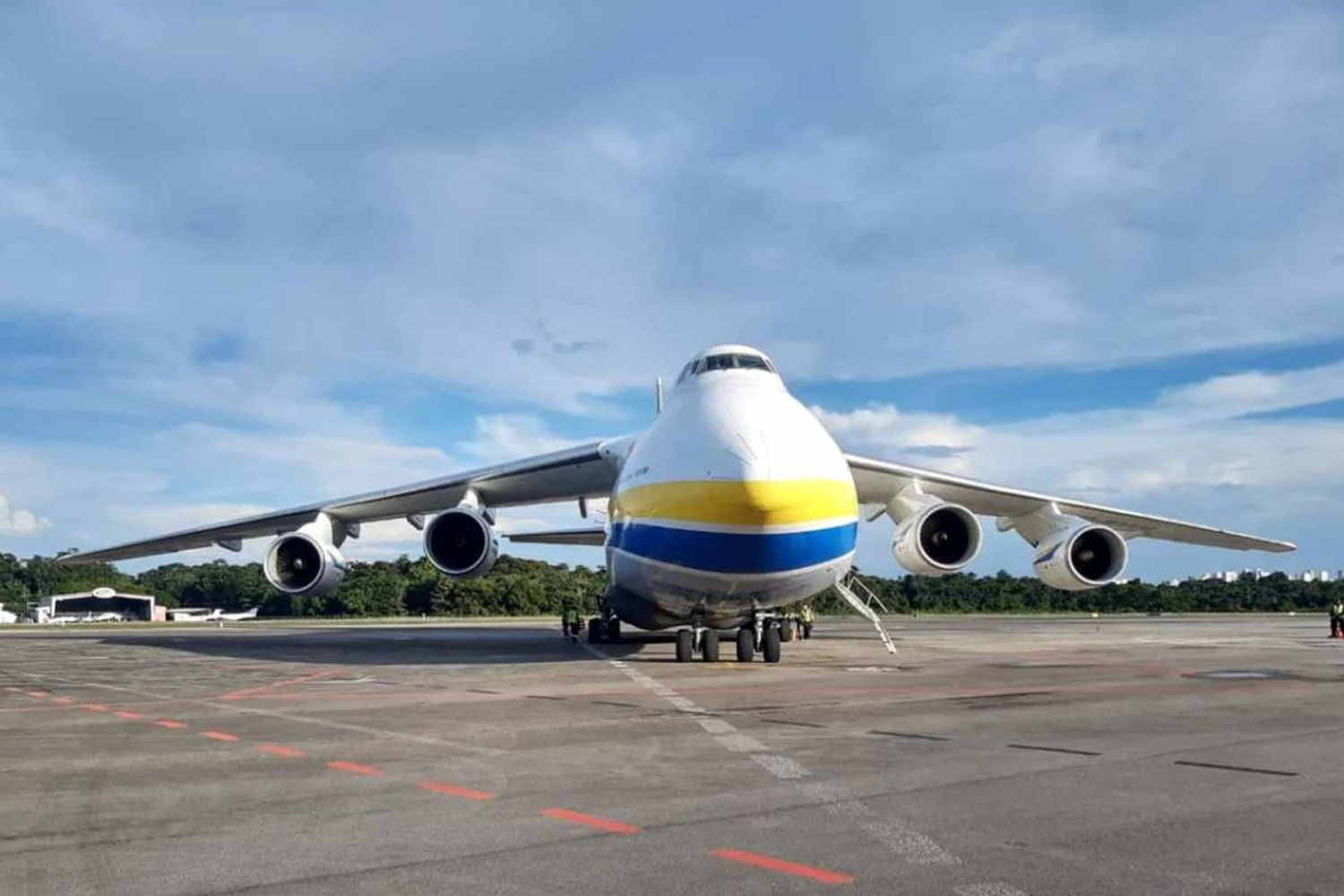 Antonov An-124 estacionado no pátio do Aeroporto Internacional de Belém