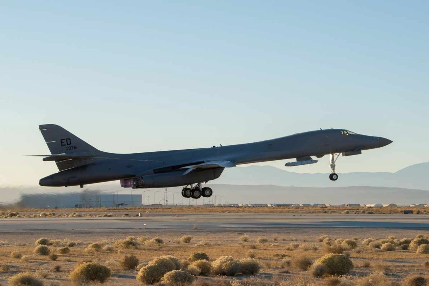 Força Aérea dos EUA aposenta primeiro bombardeiro B-1B Lancer