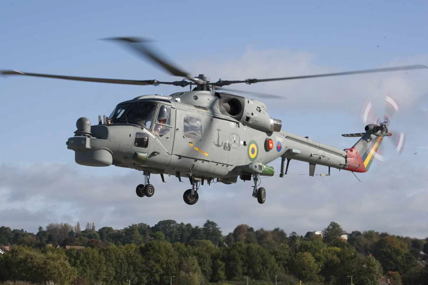 Marinha do Brasil recebe quarto Super Lynx modernizado pela Leonardo