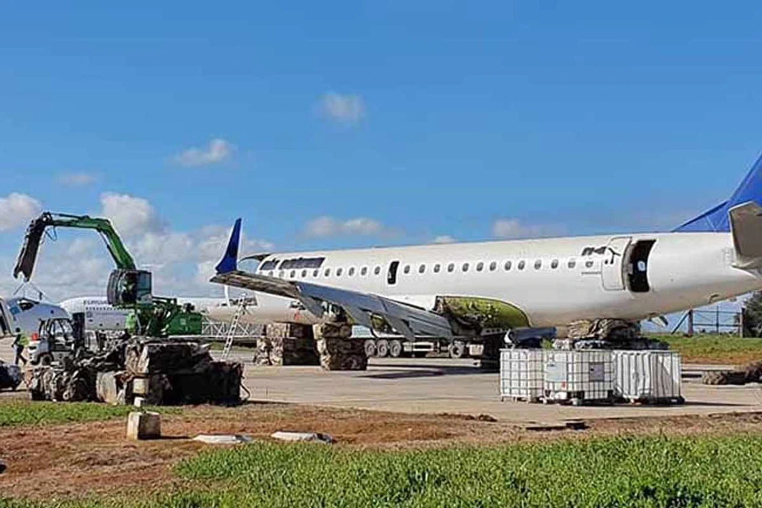 Por serem aviões relativamente novos, é raro ver um E-Jet sendo desmontado (Reprodução/Newsavia)