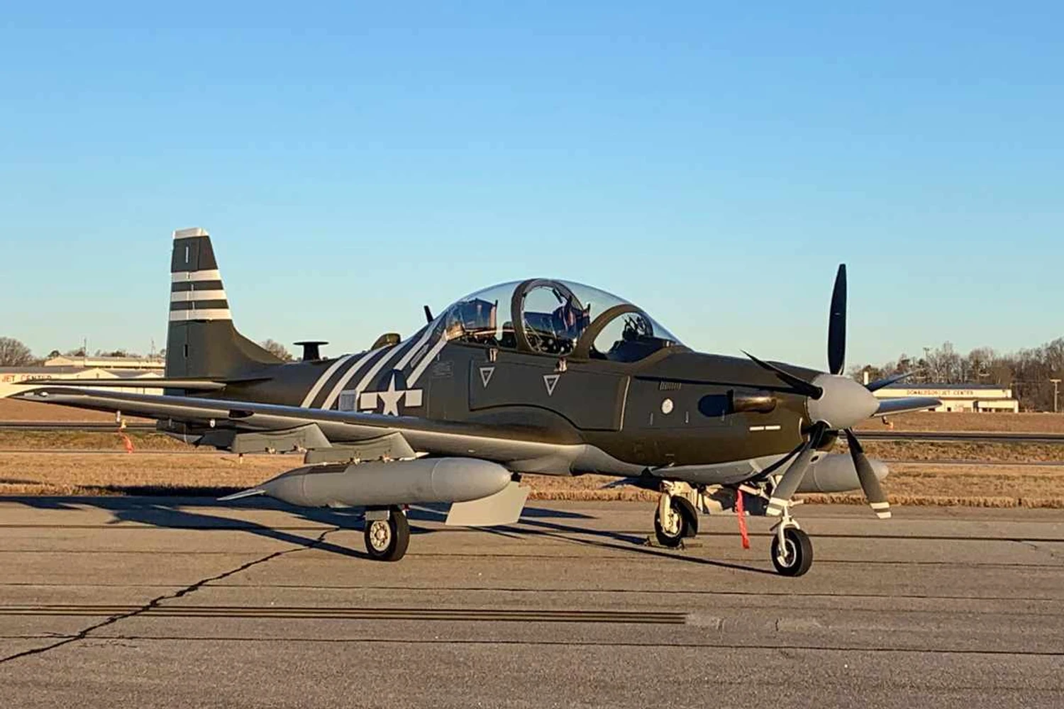 Força Aérea dos EUA recebe Super Tucano com pintura da Segunda Guerra Mundial