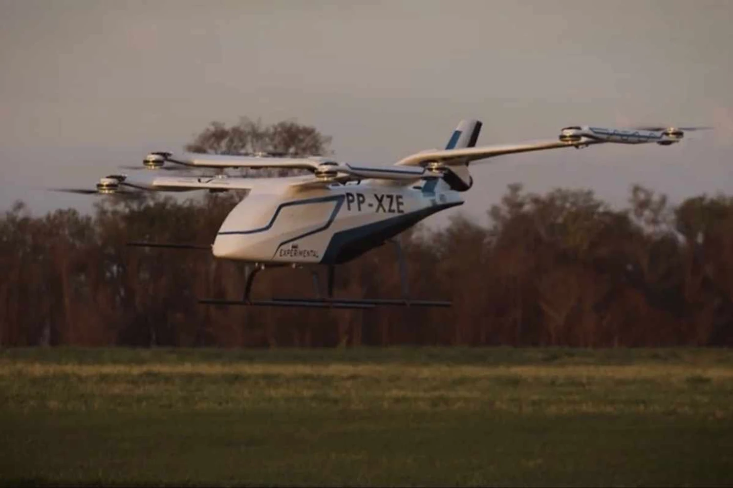 Prot&oacute;tipo em escala reduzida do eVTOL projetado pela Eve (Embraer)