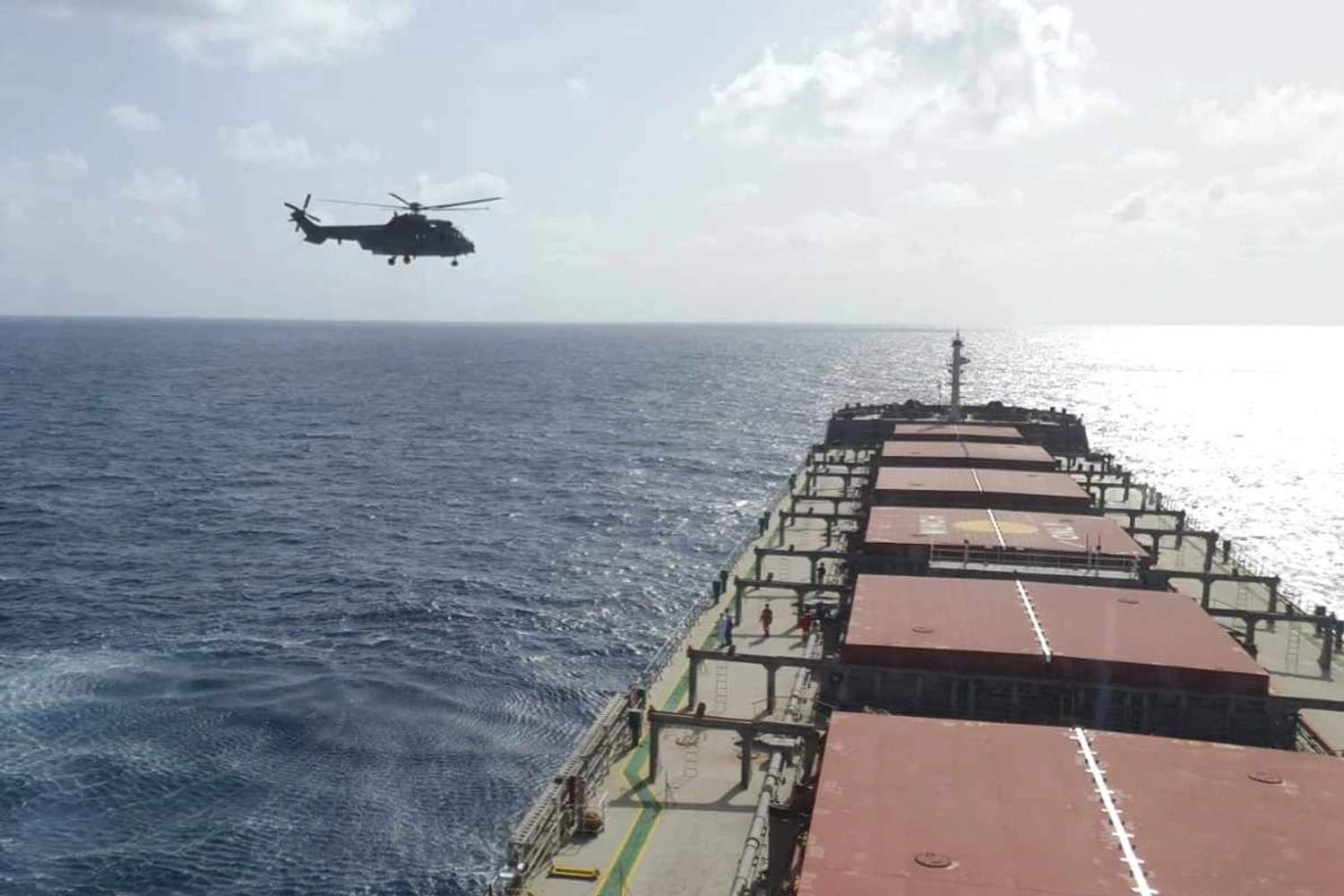 H-36 da FAB sobrevoando o navio MV Kiran Africa (FAB)