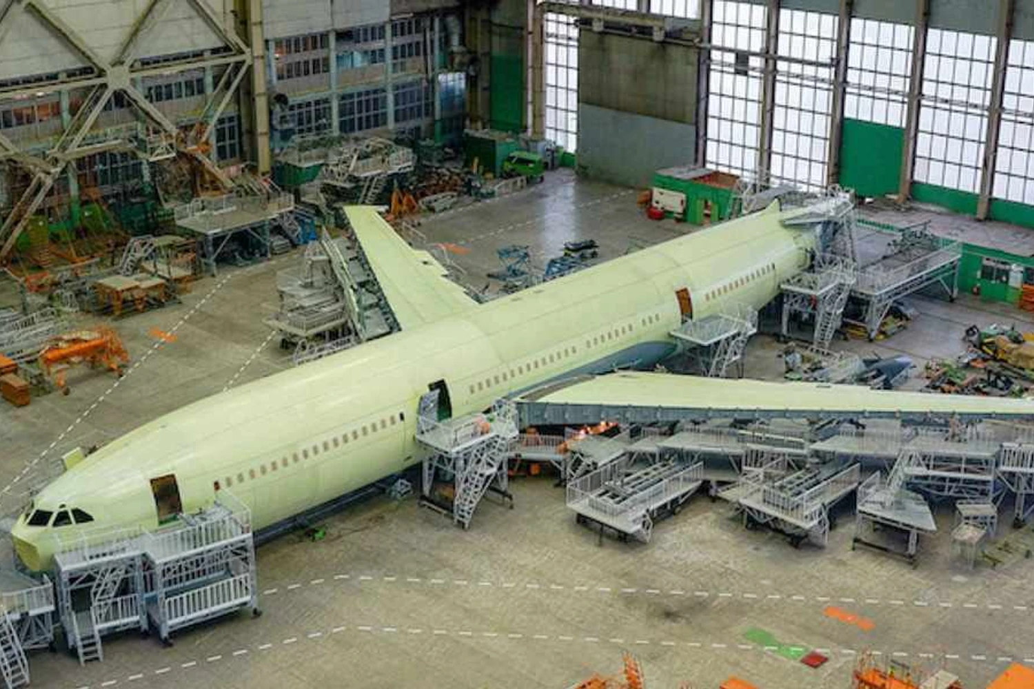 O primeiro exemplar do Il-96-400M está sendo construído pela VASO), que faz parte da UAC (Divulgação)